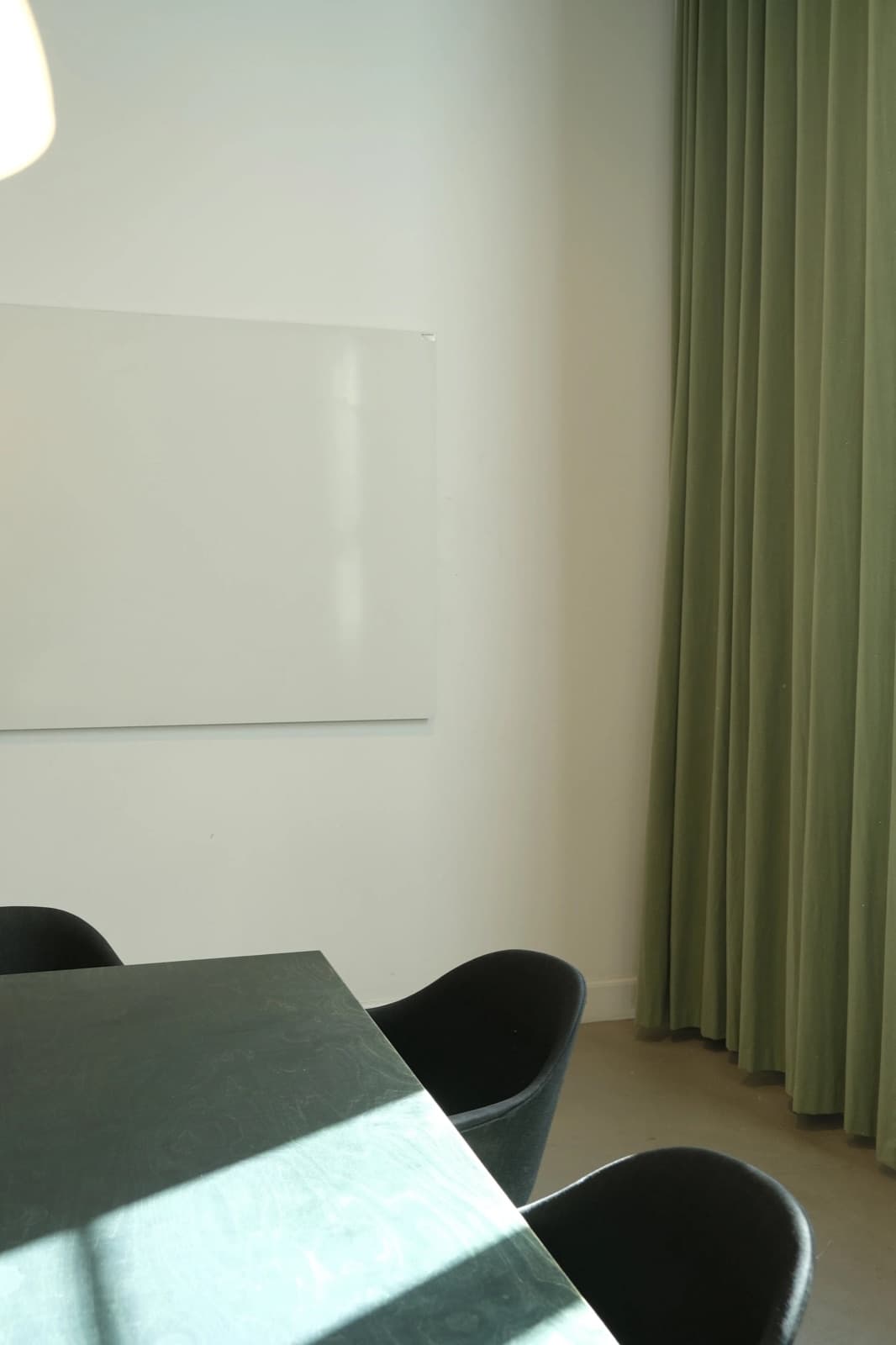 Mødelokale hos institute of AI