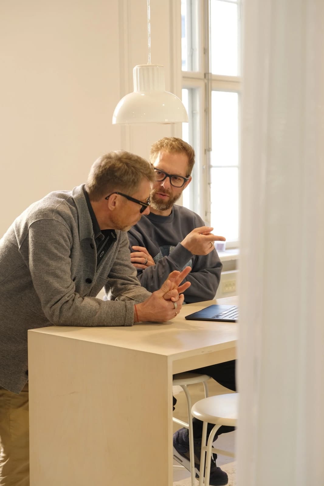 To rådgivere i sparring ved et bord