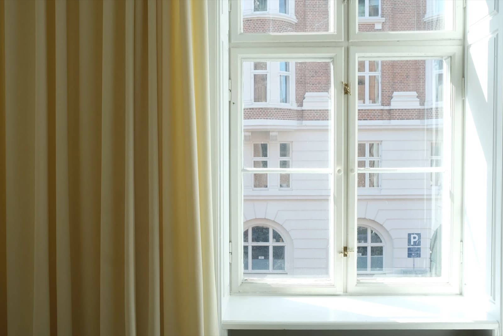 Udsigt gennem vindue fra institute of AI's lokaler