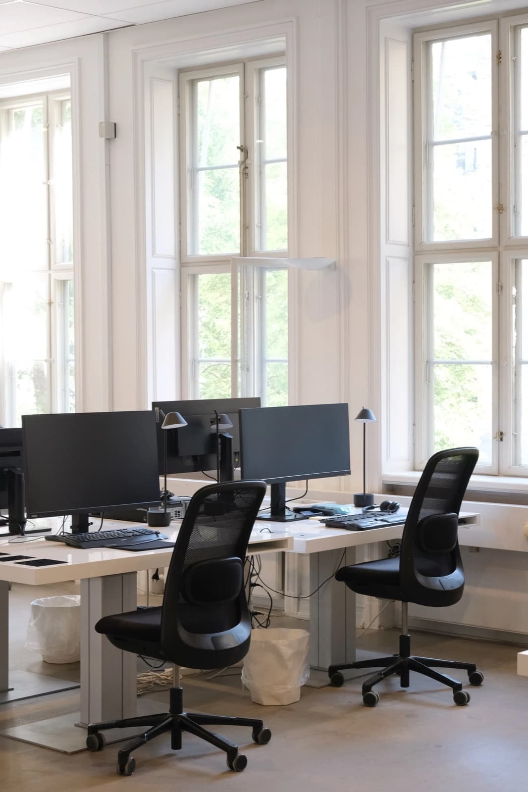 Arbejdsstationer i institute of AI's kontor