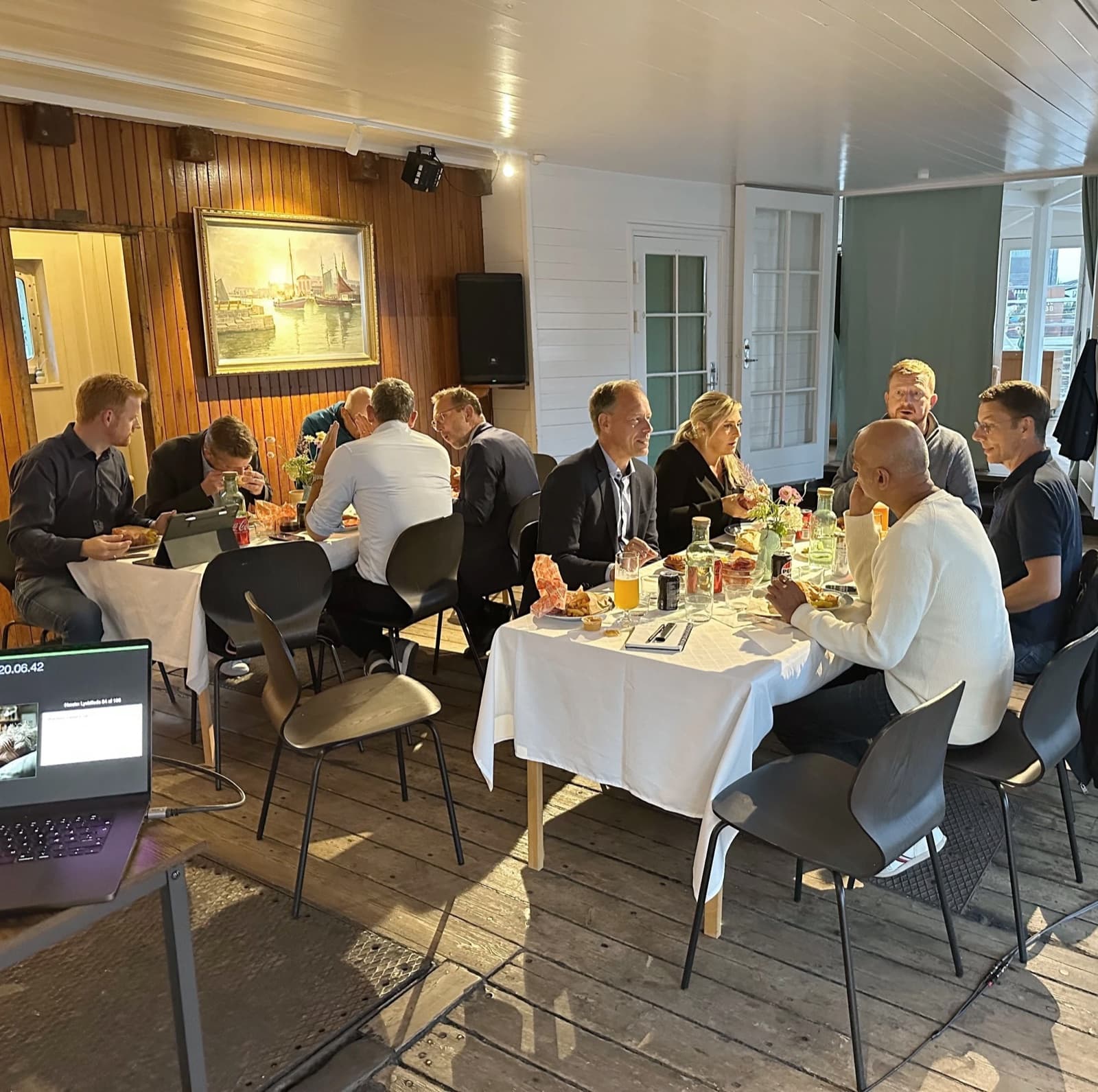 Netværksmiddag med deltagere omkring bordet
