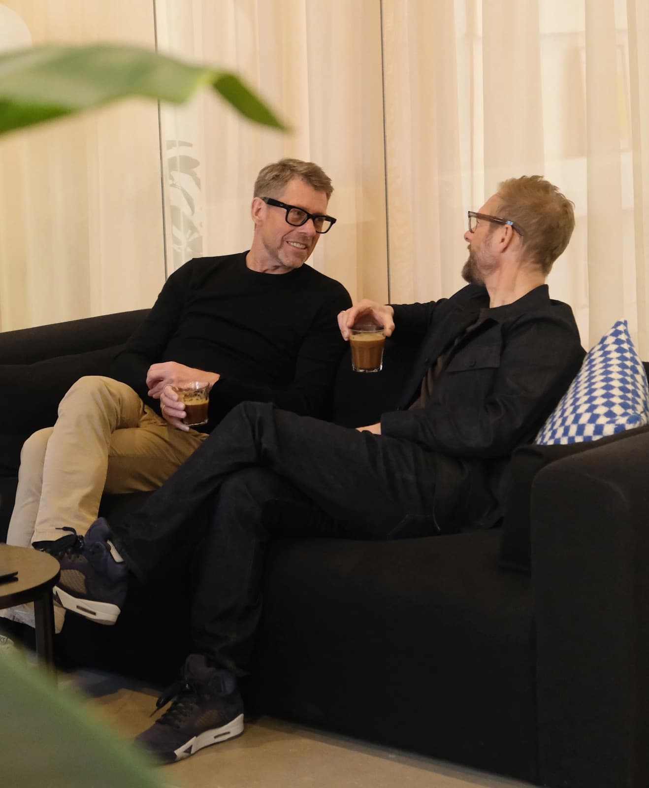 To deltagere i samtale i en sofa