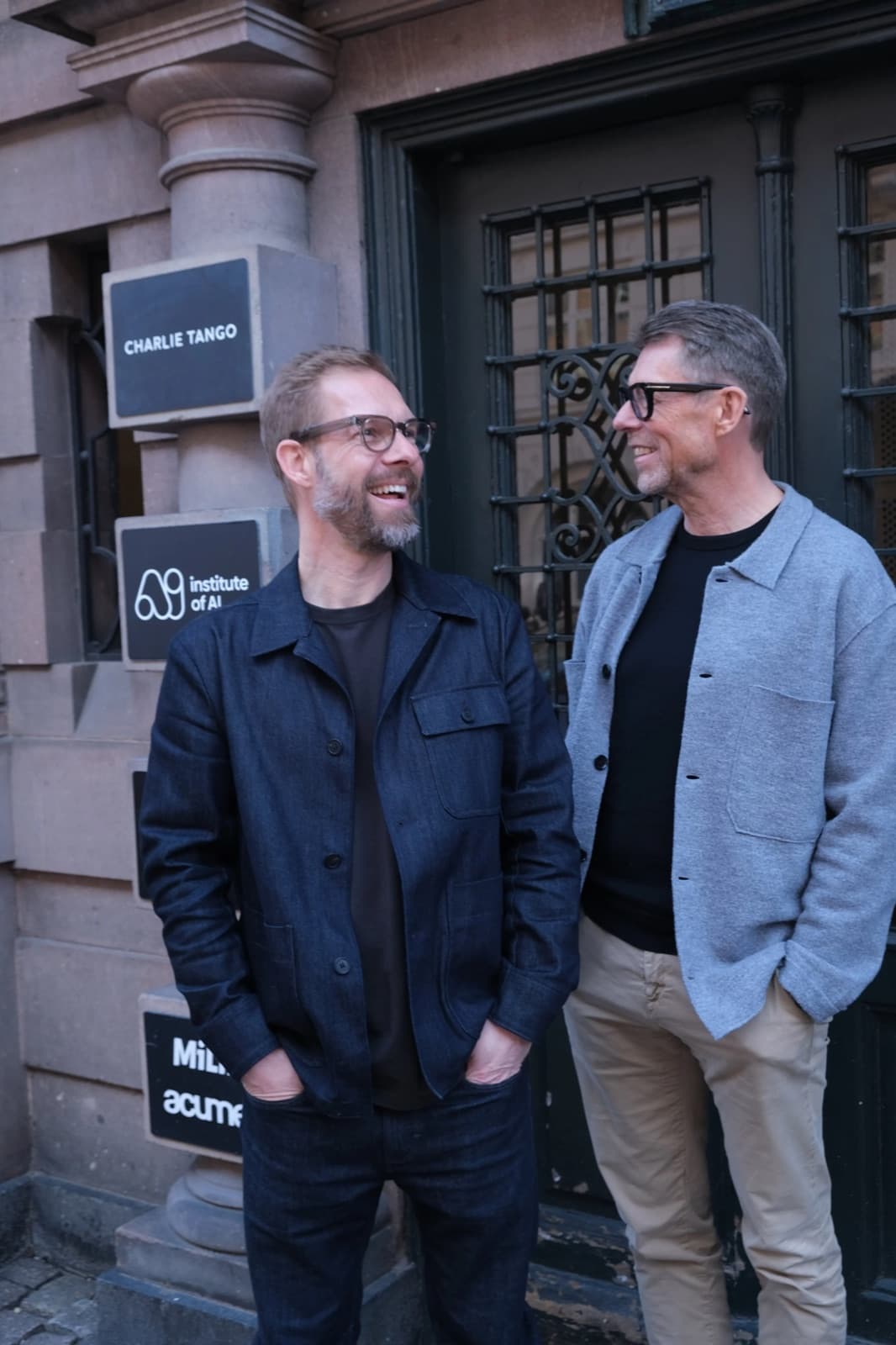 Simon og Tim foran kontoret på Rosenvængets Allé